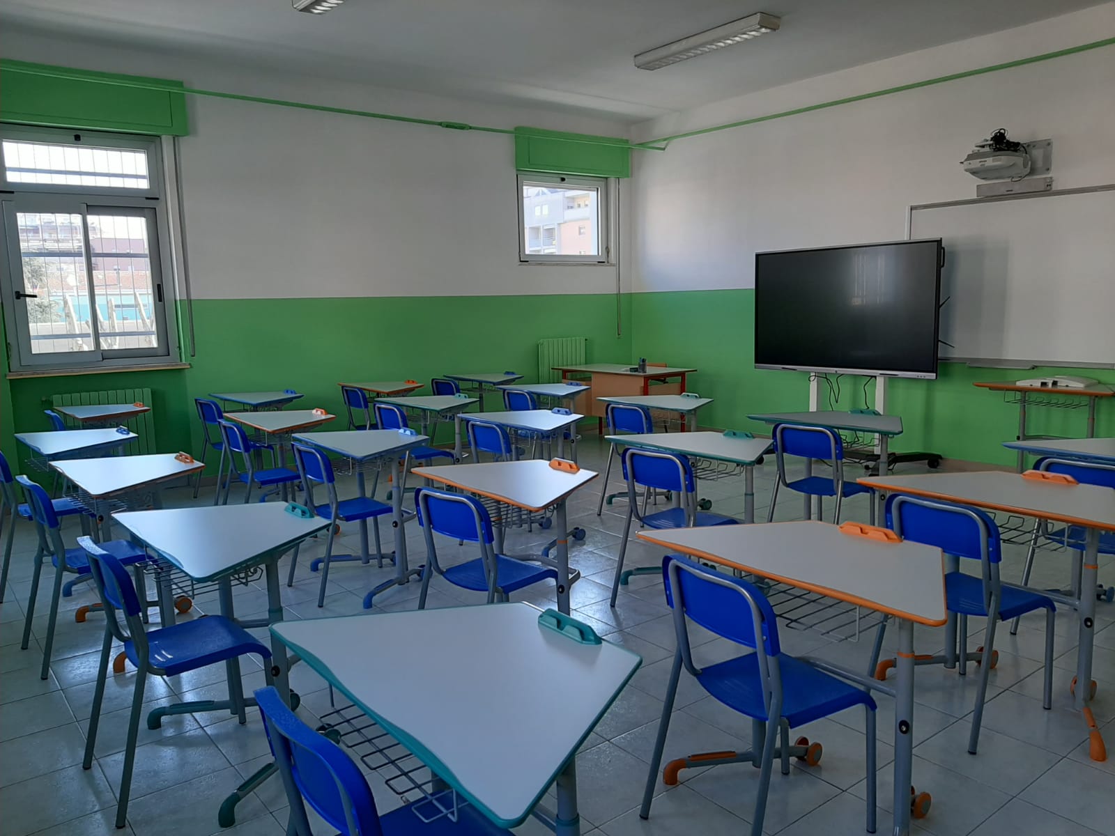 Aula 3.0 con Monitor e Lavagna Multimediale